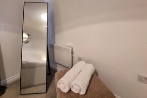 Interior - East London 2-Bed Ap Sleeps 4 near Hainault Forest (Romford)