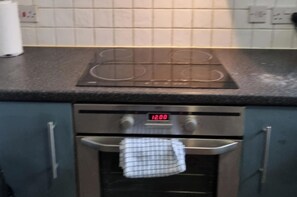 Kylskåp, mikrovågsugn och ugn