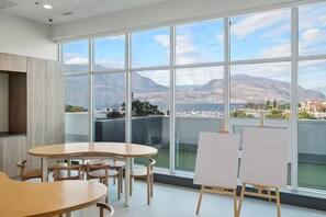 Dining - Sky-High Downtown Retreat By The Beach! (Kelowna)