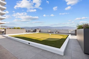 Property grounds - Sky-High Downtown Retreat By The Beach! (Kelowna)