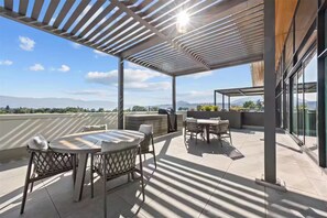 Outdoor dining - Sky-High Downtown Retreat By The Beach! (Kelowna)