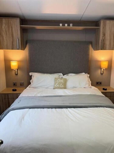 Cabin Sleeps 4 with Beach Access & Parking