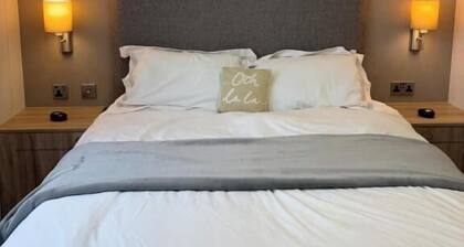 Cabin Sleeps 4 with Beach Access & Parking