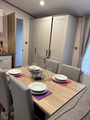 Dining - Cabin Sleeps 4 with Beach Access & Parking (Lossiemouth)