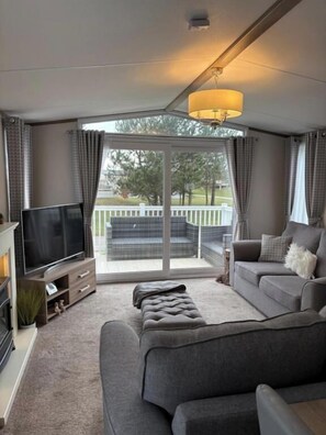 Living area - Cabin Sleeps 4 with Beach Access & Parking (Lossiemouth)