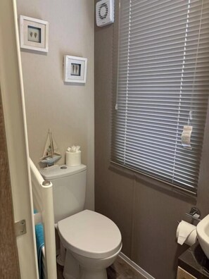 Bathroom - Cabin Sleeps 4 with Beach Access & Parking (Lossiemouth)