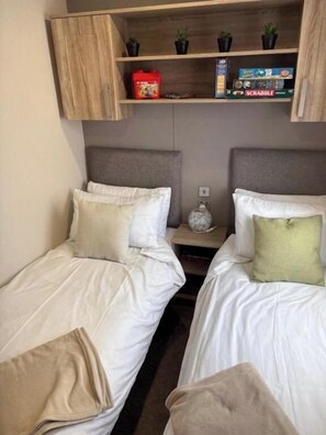 Room - Cabin Sleeps 4 with Beach Access & Parking (Lossiemouth)