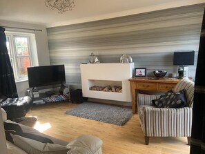 Living area - 2-Br, Sleeps 4 Near Beach w Garden, Parking & Pets (Hartlepool)