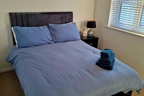 Room - 2-Br, Sleeps 4 Near Beach w Garden, Parking & Pets (Hartlepool)