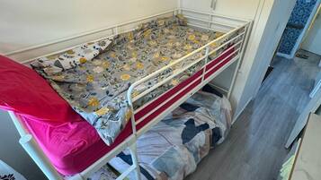 3 bedrooms, iron/ironing board, bed sheets