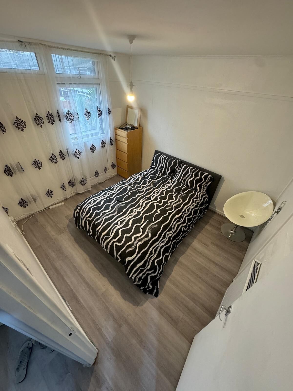 Iron/ironing board, bed sheets