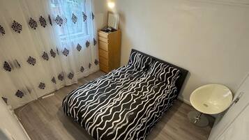 Iron/ironing board, bed sheets