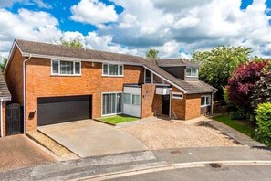 Exterior - House Sleeps 11 with Enclosed Garden (Rushden)