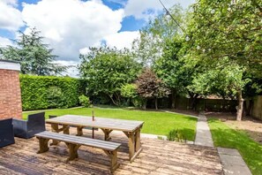 Outdoor dining - House Sleeps 11 with Enclosed Garden (Rushden)