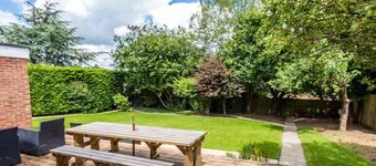 House Sleeps 11 with Enclosed Garden