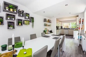 Dining - House Sleeps 11 with Enclosed Garden (Rushden)