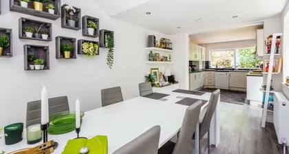 House Sleeps 11 with Enclosed Garden
