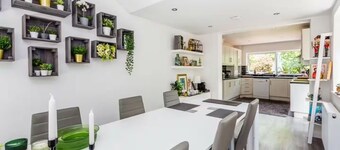 House Sleeps 11 with Enclosed Garden
