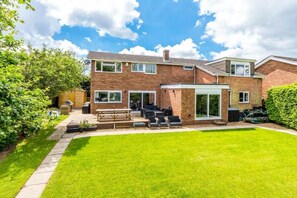 Exterior - House Sleeps 11 with Enclosed Garden (Rushden)