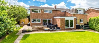 House Sleeps 11 with Enclosed Garden