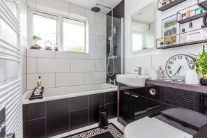 Shower, hair dryer, towels - House Sleeps 11 with Enclosed Garden (Rushden)