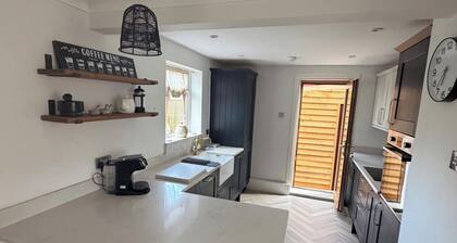 House Sleeps 7 with Enclosed Garden