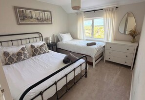 Room - House Sleeps 7 with Enclosed Garden (Peterborough)