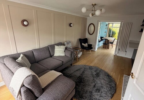 House Sleeps 7 with Enclosed Garden