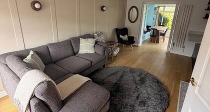 House Sleeps 7 with Enclosed Garden