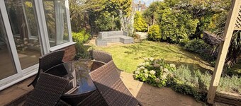 House Sleeps 7 with Enclosed Garden