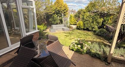 House Sleeps 7 with Enclosed Garden