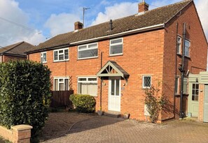 Exterior - House Sleeps 7 with Enclosed Garden (Peterborough)