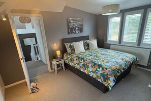 4 bedrooms, iron/ironing board, WiFi, bed sheets - Isham House Sleeps 8 with Enclosed Garden (Kettering)
