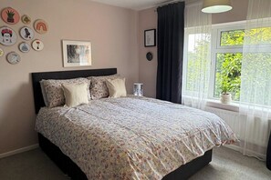4 bedrooms, iron/ironing board, WiFi, bed sheets - Isham House Sleeps 8 with Enclosed Garden (Kettering)