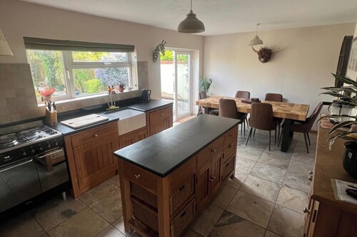 Isham House Sleeps 8 with Enclosed Garden