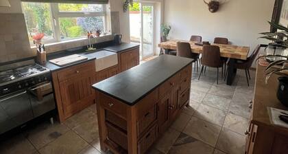 Isham House Sleeps 8 with Enclosed Garden