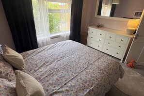 4 bedrooms, iron/ironing board, WiFi, bed sheets - Isham House Sleeps 8 with Enclosed Garden (Kettering)