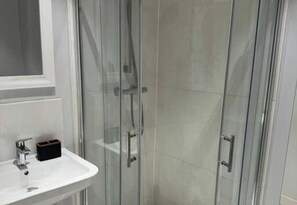 Douche, séchoir à cheveux, serviettes fournies