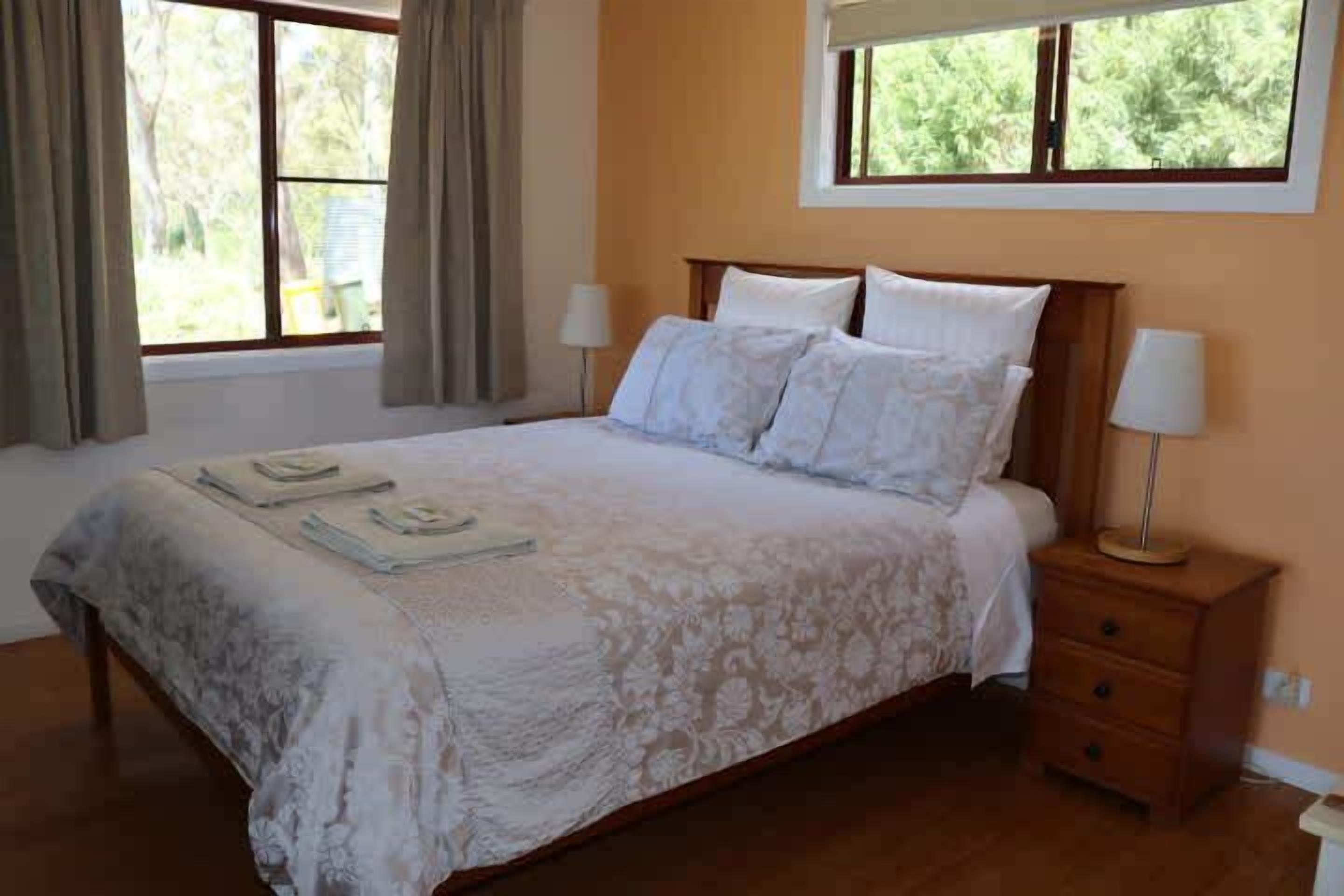 Tabla de planchar con plancha, wifi y ropa de cama 