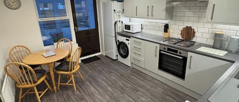 Réfrigérateur, four à micro-ondes, un four, surface de cuisson