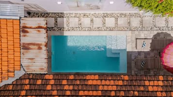 Outdoor pool, pool umbrellas, sun loungers