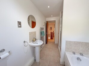 Bathroom - The Burrows - 3 Bedroom Holiday Home - Tenby (Tenby)
