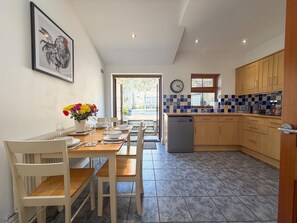 Dining - The Burrows - 3 Bedroom Holiday Home - Tenby (Tenby)