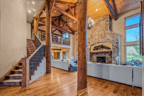 Abode at Trail Creek Canyon, views, hot tub, games