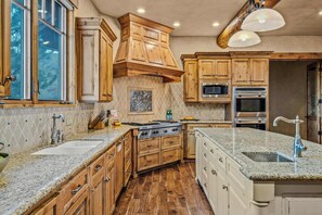 Fridge, microwave, oven, stovetop - Abode at Trail Creek Canyon, views, hot tub, games (Oakley)