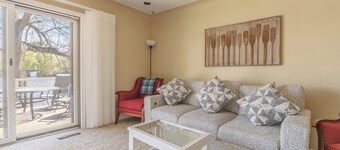 Lakefront, private bar- pet friendly