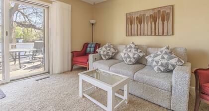 Lakefront, private bar- pet friendly