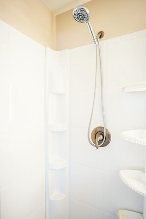 Een douche, handdoeken