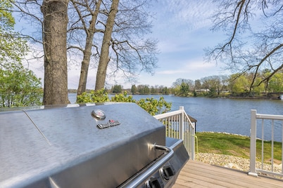Lakefront, private bar- pet friendly