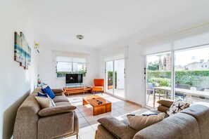 Living area - Villa Haven by Ezoria Villas (Paphos)